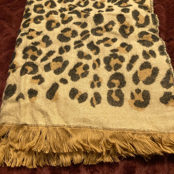 NY&CO leopard print oversized scarf with fringe. - Picture 4 of 7
